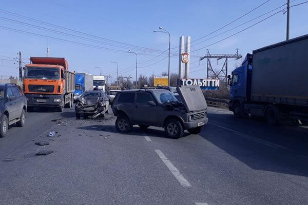 На трассе М-5 у Тольятти "Калина" врезалась в "Ниву" | CityTraffic