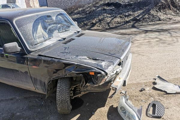В Самаре водитель "семерки" подпал в больницу, врезавшись в припаркованный "Лифан" | CityTraffic