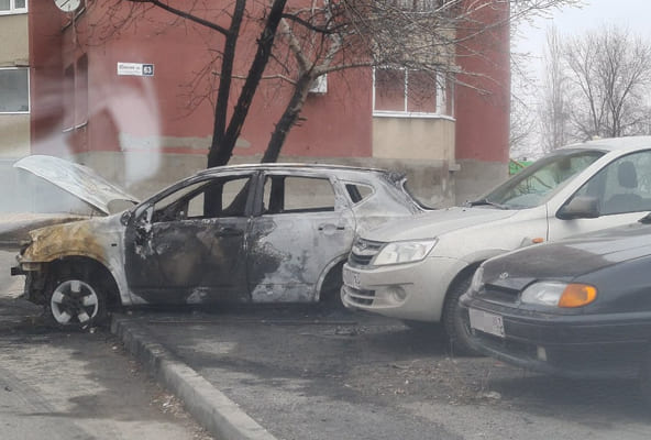 В Тольятти ночью сгорела иномарка, от огня пострадали еще 4 автомобиля | CityTraffic