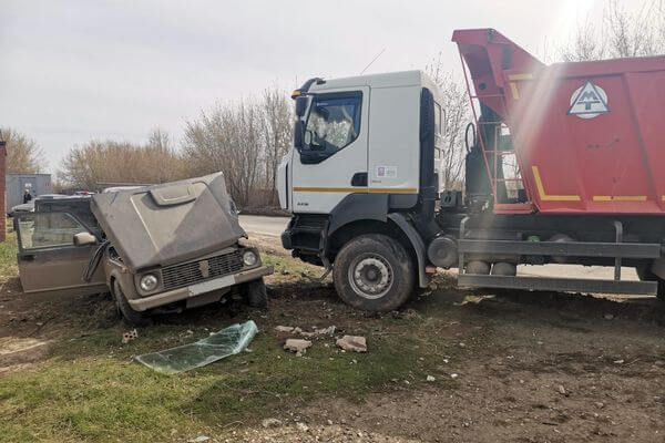 В Самаре грузовик смял "Ниву", водитель легковушки попал в больницу | CityTraffic