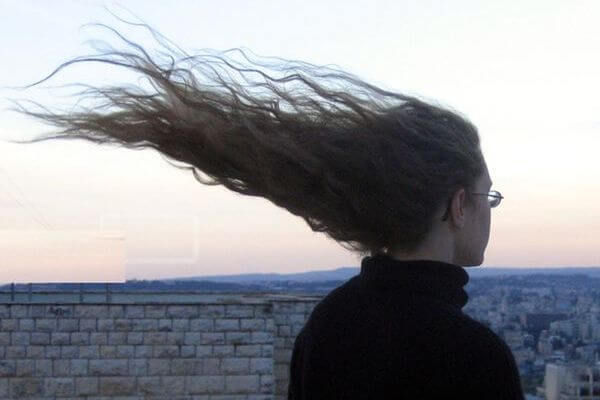 сильный ветер волосы