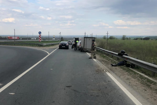 В Самарской области мотоциклист врезался в барьерное ограждение, въезжая на транспортную развязку | CityTraffic