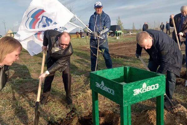 Копает за "ЭкоВоз" или ведет подкоп: депутата Дуцева из Тольятти застали с лопатой в руках | CityTraffic