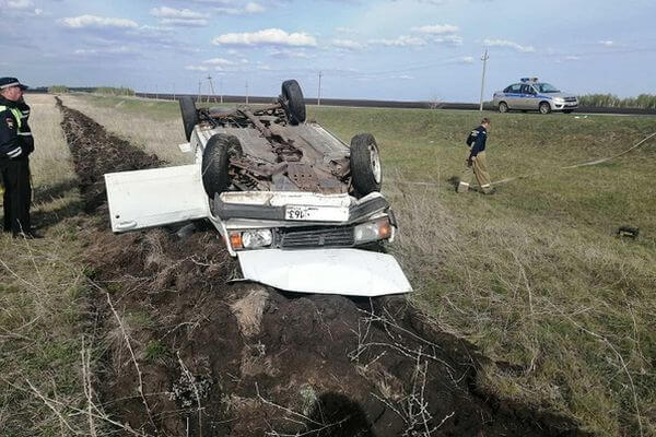 В Самарской области "четверка" с пьяным водителем упала на крышу, вылетев в кювет | CityTraffic