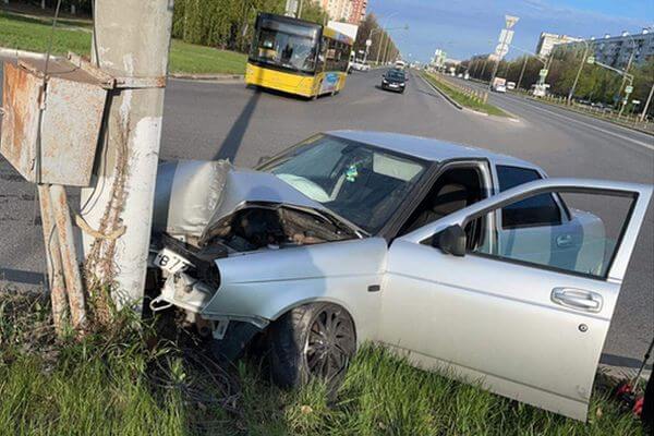 В Тольятти пьяный водитель на "Приоре" въехал в столб | CityTraffic
