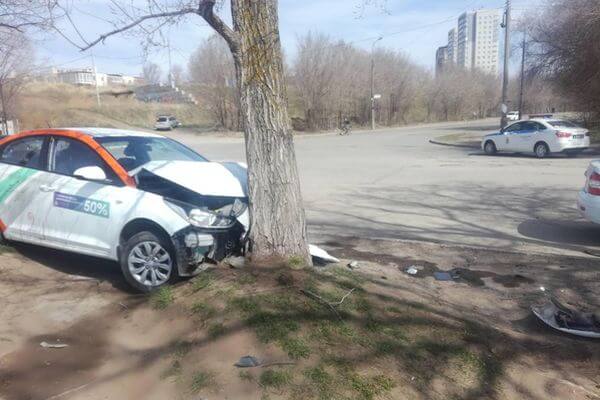 На набережной Тольятти иномарка врезалась в дерево | CityTraffic