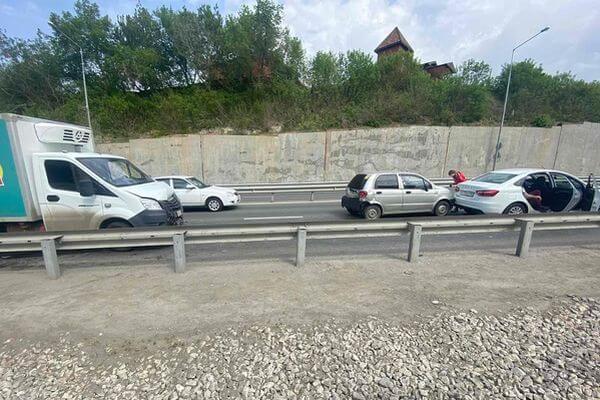 В Самаре водитель "ГАЗели" устроил аварию с двумя легковушками | CityTraffic