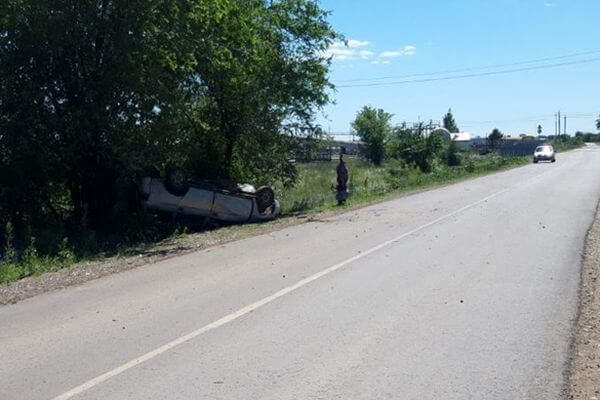 В Самарской области легковушка опрокинулась, врезавшись в дерево | CityTraffic