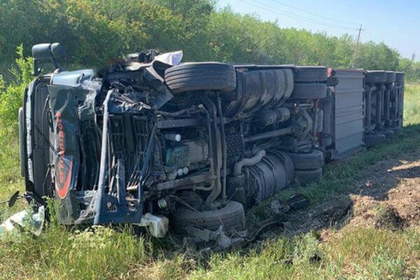Три человека погибли в столкновении легковушки с грузовиком в Самарской области | CityTraffic