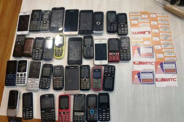 Возле колонии № 3 в Самарской области задержали «переброс­чиков» с 35 телефонами