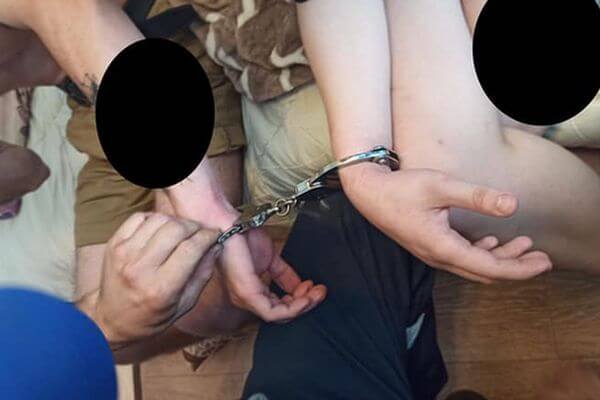 Парочка из Тольятти прико­валась друг к другу наруч­никами, а ключ женщина проглотила