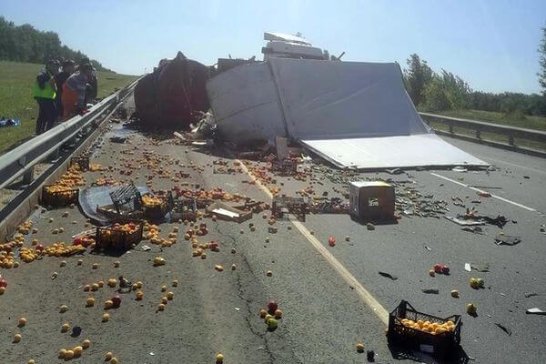 Кроссовер врезался в грузовик на трассе М-5 и опрокинул ГАЗель с яблоками | CityTraffic