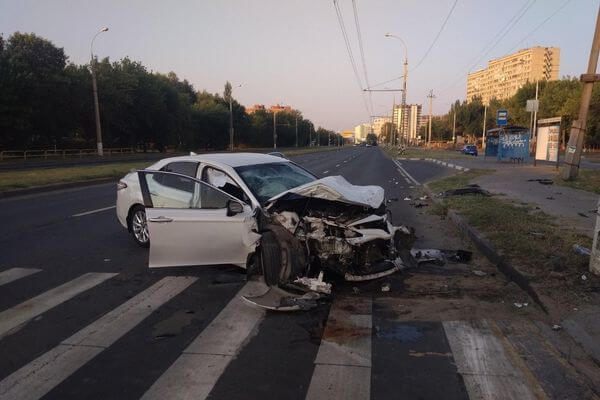 Четыре человека пострадали в столкновении "Тойоты" с "Фольксвагеном" в Тольятти | CityTraffic