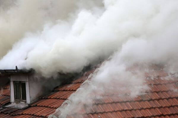 Житель Самарской области подпалил свой дом и чуть не сгорел | CityTraffic