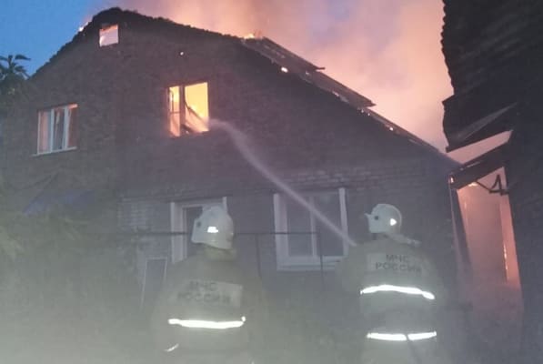 Ночью в Самаре 87 человек тушили два горящих дома