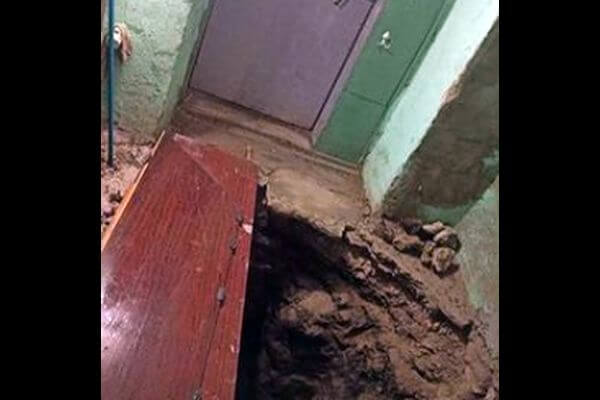 Опасную яму у подъезда дома на улице Ново-Вокзальной в Самаре закопают в понедельник