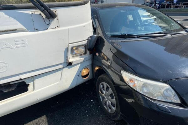 В Самаре "Тойота" врезалась в автобус и отлетела в "Митсубиси" | CityTraffic