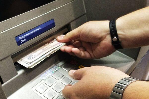 Житель Самары забрал из банкомата чужие деньги