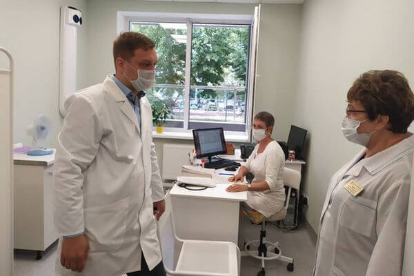 Медики на площадке «Единой России«предложили ввести единую тарифную сетку для врачей, чтобы они не уезжали из регионов в Москву