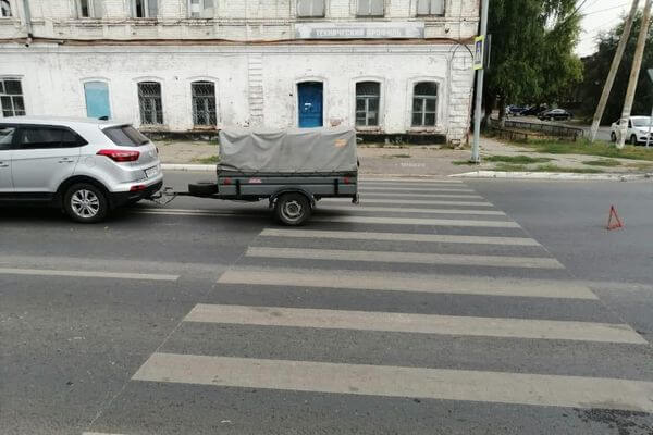 В Сызрани автомобиль с прицепом сбил школьника на самокате