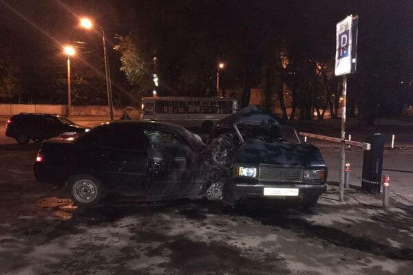В Самаре водитель "десятки" врезался в припаркованную "семерку" и попал в больницу | CityTraffic