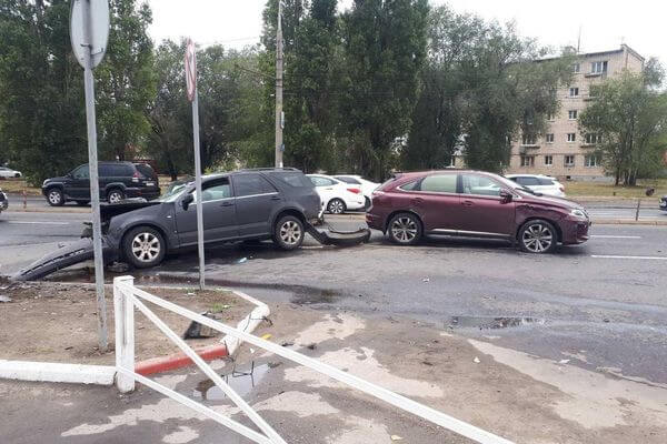 В Тольятти "Кадиллак" врезался в столб, оборвал провода и отлетел в "Лексус" | CityTraffic