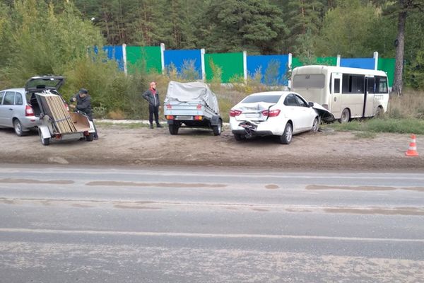 В лесной зоне Тольятти водитель автобуса врезался в "Весту" | CityTraffic