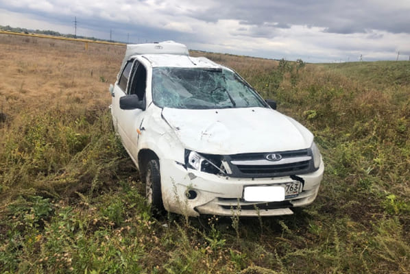 Lada Granta перевернулась в Самарской области, пострадала 80-летняя пассажирка легковушки | CityTraffic