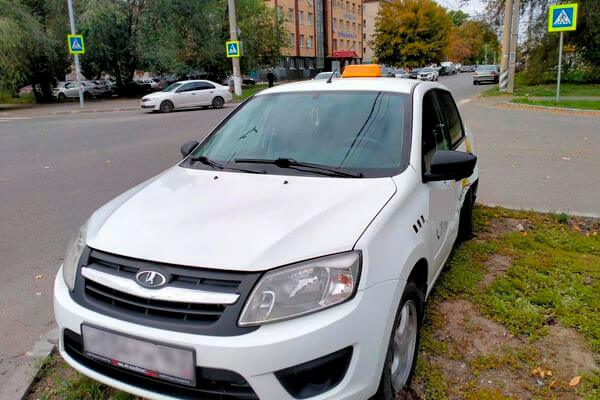 В Тольятти пострадала 16-летняя пасса­жирка такси, в которое въехала «Калина»