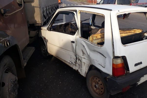 В Тольятти 18-летний водитель на «Оке» врезался в грузовик