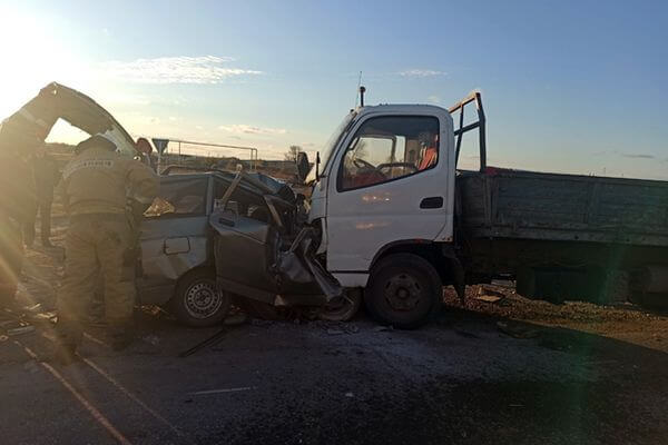 Три человека погибли в лобовом столк­но­вении легко­вушки с грузо­виком на трассе в Самарской области
