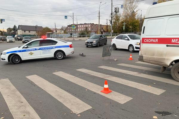 В Самаре грузовик насмерть сбил девочку, переходившую дорогу на зеленый свет | CityTraffic