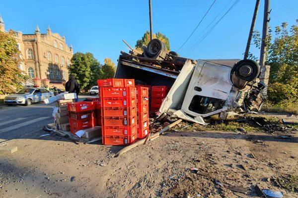 В Самаре грузовая ГАЗель врезалась в "Ниву" и опрокинулась, водитель легковушки погиб | CityTraffic