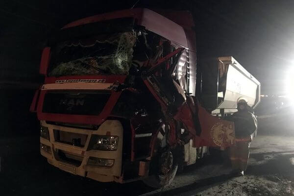 В Самарской области в столк­но­вении с трактором пострадал водитель грузовика