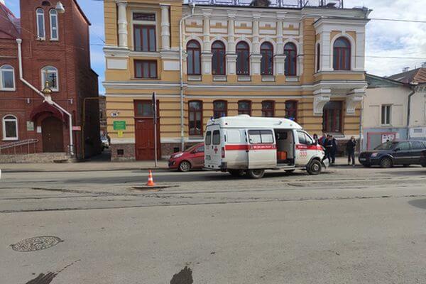 В Самаре "Митсубиси" врезалась в Скорую, пострадал водитель медиков | CityTraffic