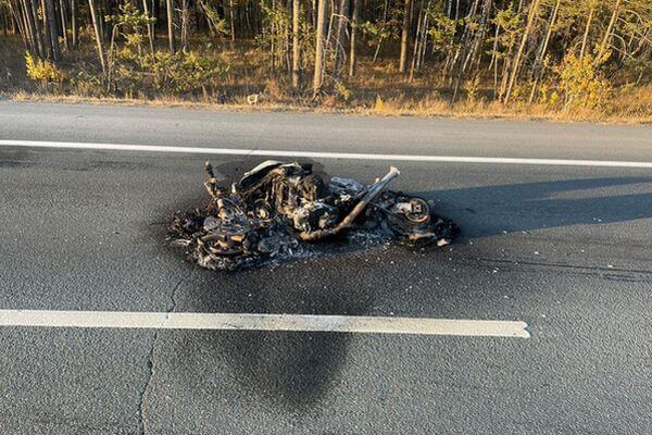 Мотоцикл врезался в автомобиль и загорелся на трассе М‑5 между Самарой и Тольятти