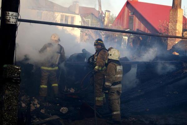СК проводит проверку по факту гибели двоих людей на пожаре в селе Самарской области