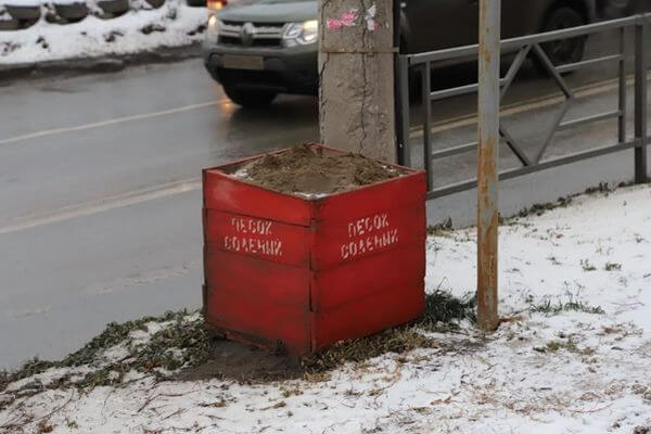 В районы Самары завезли ящики с песком, чтобы посыпать тротуары | CityTraffic