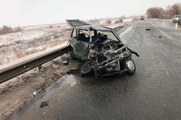 В Самарской области погиб водитель "Оки", которая врезалась в "Форд" на встречной полосе | CityTraffic