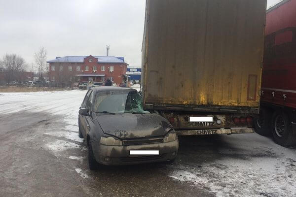 В Самарской области легковушка врезалась в припаркованный грузовик | CityTraffic