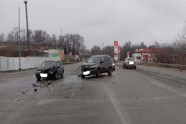 В Новокуйбышевске пострадала пенси­нерка в столк­но­вении кроссовера с легковушкой