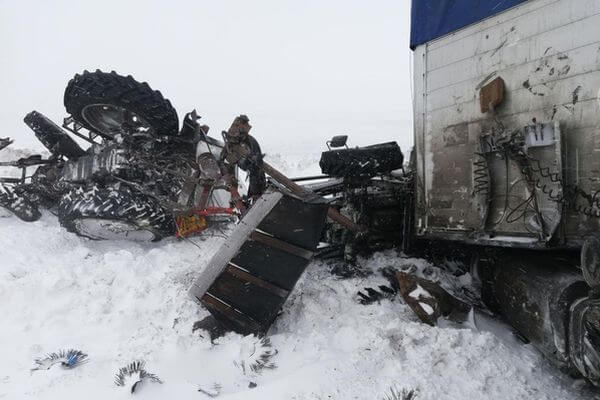 КАМАЗ врезался в трактор и дорожную машину на трассе в Самарской области | CityTraffic