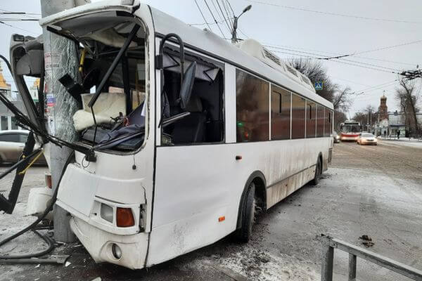 В Самаре подстрадали 4 пассажира автобуса, который врезался в столб