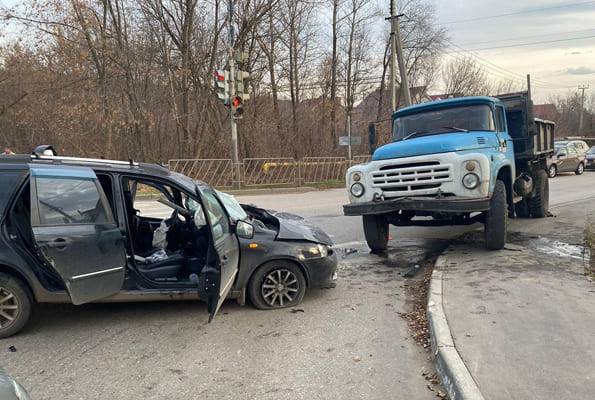 Три человека попали в больницу после столкновения вазовской легковушки и ЗИЛа в Жигулевске | CityTraffic