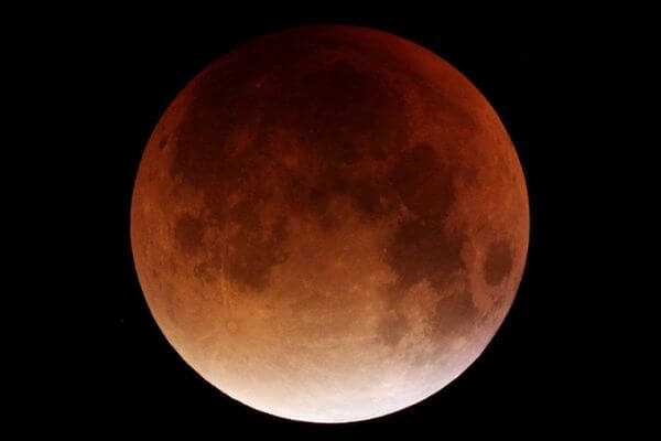 Случилось самое долгое за 600 лет частное затмение почти кровавой Луны