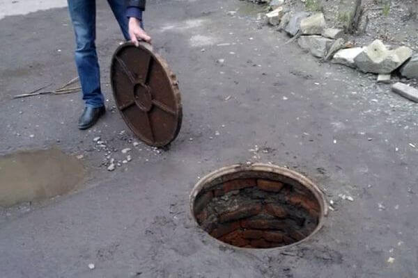 Два жителя Самарской области похитили в селе крышку канали­за­ци­онного люка