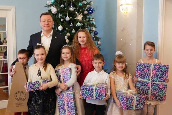 Дмитрий Азаров вручил подарки детям, которые участ­вовали в новогодней акции «Елка желаний»