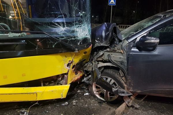 Пьяная женщина на кроссовере ночью врезалась в автобус в Самарской области | CityTraffic