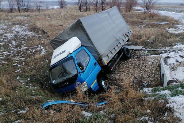 Грузовик врезался в "Калину" и вылетел с трассы в Самарской области | CityTraffic