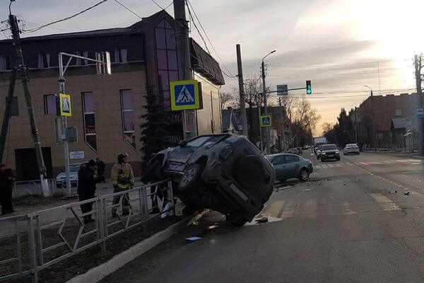 В Сызрани "Нива" повисла на дорожном ограждении, врезавшись в Рено | CityTraffic